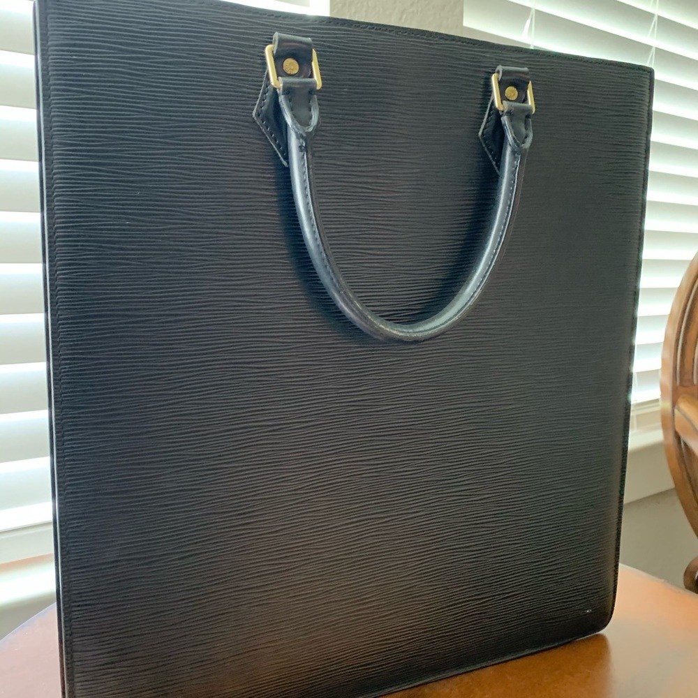 AUTHENTIC Louis Vuitton Epi Sac Plat